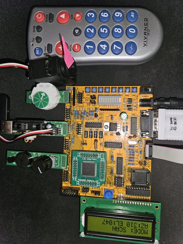Montage STK-300 avec télécommande RC5, stepper X27, servo Futaba S3003 et LCD 2x16.